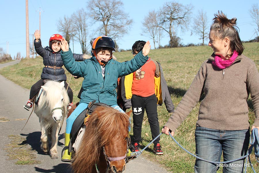 Camille Célestine mains en l air ©Michel Rey - Centre equestre de Najac - Jardin du ptit cheval
