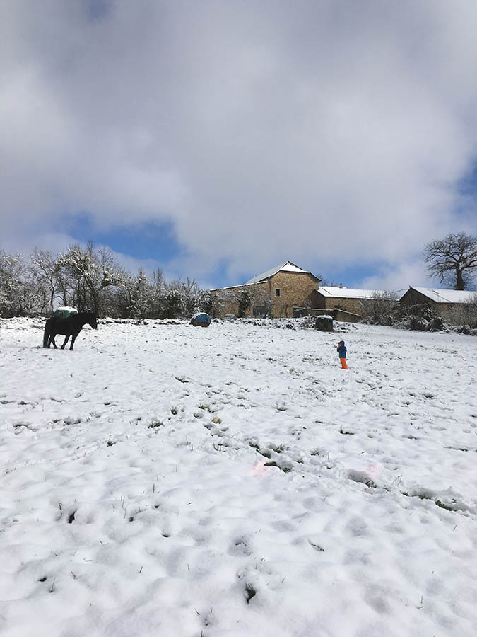 Treflou et Camille au milieu de la neige-Centre équestre de Najac-Jardin du ptit cheval